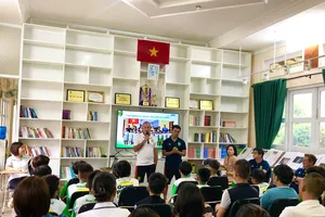 HLV Graechen có những chia sẻ cùng các học viên ở lễ khai giảng. Ảnh: ANH TRẦN