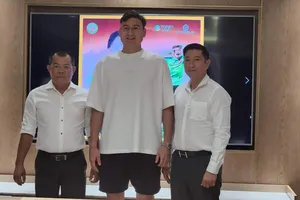 Thủ môn Đặng Văn Lâm cùng đại diện lãnh đạo CLB T.Bình Định