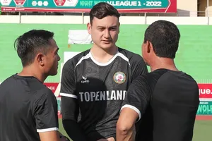 Đặng Văn Lâm đến chào cùng HLV trưởng Nguyễn Đức Thắng và HLV phụ trách thủ môn Nguyễn Văn Cường