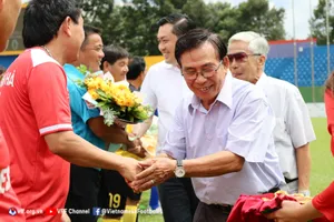 Lãnh đạo LĐBĐ Bình Dương bắt tay chào mừng các đội về họp mặt