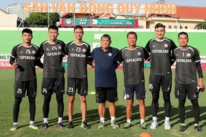 Trưởng đoàn Dương Ngọc Hùng, trợ lý Nguyễn Văn Cường cùng 5 thủ môn của Topenland Bình Định