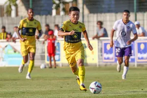 Quang Hải nỗ lực thể hiện trong màu áo Pau FC 