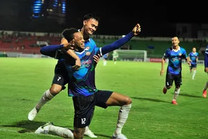 Lynch tỏa sáng với cú đúp cho đội chủ nhà