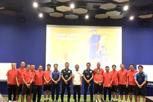 12 HLV tham dự khoá học (áo đỏ) chụp ảnh lưu niệm cùng các giảng viên 