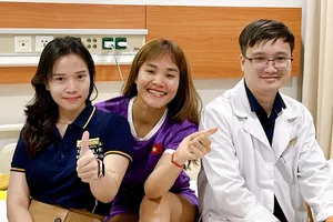 Chương Thị Kiều với các y, bác sĩ trước khi phẫu thuật