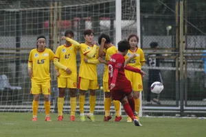 Nguyễn Thị Hoa ghi bàn ấn định chiến thắng 4-0 cho Hà Nội I