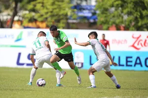 Cần Thơ (áo xanh) và Phù Đổng đang gặp những vấn đề ngoài chuyên môn 