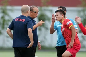 HLV Park Hang-seo dặn dò Quang Hải trước buổi tập ngày 26-9