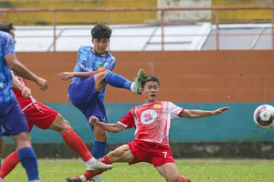 Nutifood (áo xanh) thắng đậm 10-0 trước Tây Ninh 