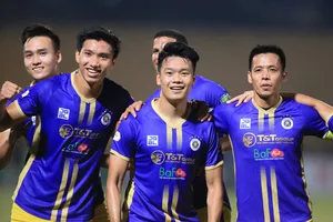 CLB Hà Nội thẳng tiến ở ngôi đầu