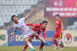 Các cầu thủ TPHCM I vượt qua Hà Nội I ở trận đấu mang tính quyết định đến ngôi vô địch