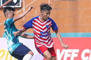 Kiên Giang (áo đỏ) giành vé thăng hạng Nhì mùa bóng 2023