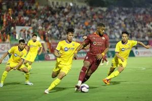 Hendrio đi bóng trước sự bám đuổi của các hậu vệ SLNA