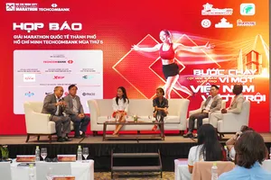 Ban tổ chức và các khách mời trong phần tọa đàm tại buổi họp báo