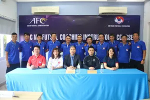 Các học viên tham dự lớp học chụp ảnh lưu niệm cùng với Ban tổ chức