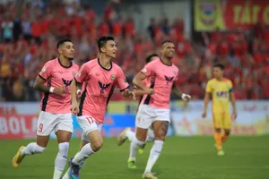 Niềm vui trụ hạng của các cầu thủ Hà Tĩnh. Ảnh: MINH HOÀNG