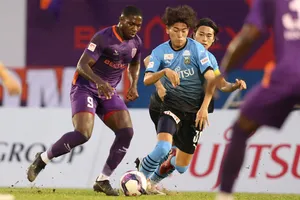 Rimario khoác áo CLB B.Bình Dương trong cuộc so tài với CLB Kawasaki