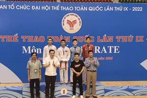 Ông Cao Văn Chóng thay mặt Lãnh đạo tỉnh Bình Dương thưởng nóng VĐV Nguyễn Thanh Duy 10 triệu đồng