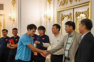 Phó Chủ tịch VFF Trần Anh Tú bắt tay chào mừng các tuyển thủ