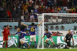 Thêm một cú ngược dòng ngoạn mục giúp Nhật Bản vươn lên dẫn đầu bảng E