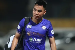 Đức Huy đang đến gần với đội chủ sân Thiên Trường. Ảnh: NĐFC