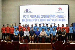 Các học viên cùng Ban tổ chức lớp họp chụp ảnh luu niệm tại buổi khai giảng