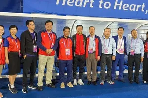 Lãnh đạo Bộ VH-TT-DL, đoàn TTVN tại ASIAD 19 chụp ảnh lưu niệm cùng HLV Hoàng Anh Tuấn