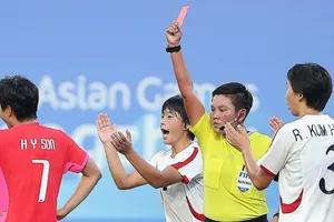 Hàn Quốc chỉ còn 10 người từ phút 41 khi Son Hwayeon lãnh thẻ đỏ. Ảnh: Yonhap