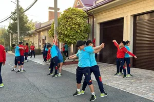 Các cầu thủ Việt Nam tập thả lỏng trong ngày đầu đến Uzbekistan