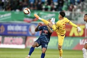 Thủ môn Minh Toàn giải nguy trong pha đối mặt với tiền đạo HA.GL. 