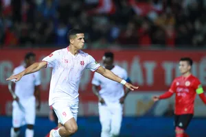 Lucao vui mừng sau bàn mở tỷ số cho Hải Phòng. Ảnh: MINH HOÀNG