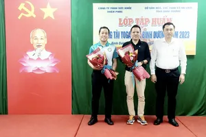 Ông Cao Văn Chóng – PGĐ Sở VH-TT&DL tỉnh Bình Dương tặng hoa và chụp hình lưu niệm cùng các giảng viên đến từ Liên đoàn Yoga Việt Nam