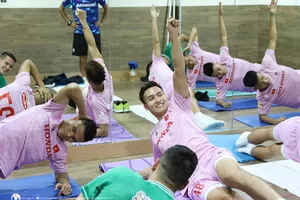 Các tuyển thủ thoải mái trong buổi tập đầu tiên tại Qatar 