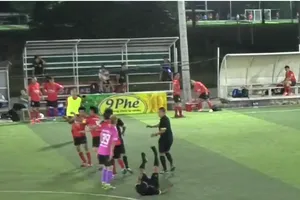 Trọng tài Tuấn Kiệt bị "đo ván" trên sân bóng vừa qua. Ảnh chụp màn hình