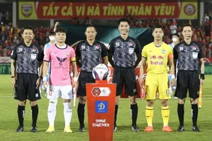 Trọng tài Kim Jong Hyeok (thứ ba từ phải qua)