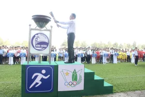 Ông Nguyễn Lộc Hà, Phó Chủ tịch UBND tỉnh Bình Dương thắp đuốc khai mạc Hội khỏe Phù Đổng tỉnh lần thứ XI