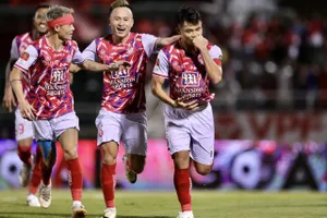 Tùng Quốc vui mừng sau bàn gỡ hòa 1-1 cho CLB TPHCM. Ảnh: DŨNG PHƯƠNG