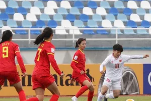 Ngọc Minh Chuyên đi bóng trước sự bám sát của các hậu vệ đội U20 nữ Trung Quốc