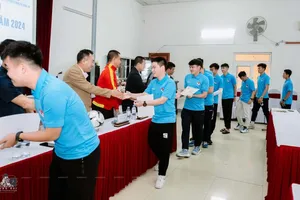 Ban tổ chức trao giấy chứng nhận hoàn tất lớp học cho các trọng tài tham dự