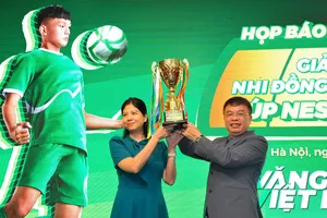 Nhà báo Nguyễn Phan Khuê và bà Trần Thanh Vân giới thiệu chiếc Cúp của giải đấu