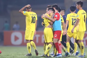 Nỗi thất vọng của cầu thủ PVF khi thua ở loạt sút luân lưu 11m. Ảnh: MINH HOÀNG