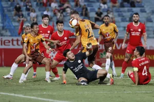 Tình huống bóng bật chân thủ quân Bùi Tiến Dũng vào lưới nhà giúp LPB HAGL có bàn mở tỷ số ở đầu trận. Ảnh: MINH HOÀNG