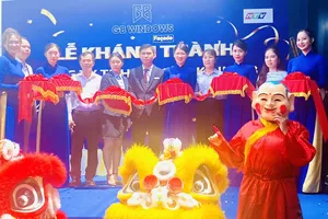 Ban Lãnh đạo GB Windows và các đại biểu thực hiện nghi thức cắt băng khánh thành