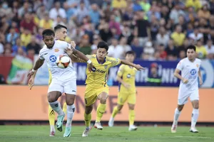 Cuộc so tài bất phân thắng bại trên sân Thiên Trường