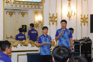 HLV trưởng Kim Sang-sik trao đổi cùng các tuyển thủ tại buổi gặp gỡ