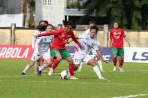 Hậu vệ Hà Nội I nỗ lực ngăn chặn pha tấn công của Bảo Châu (TPHCM I)