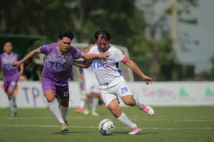 Đội chủ nhà Ta Pha FC (áo trắng) thắng 1-0 ở ngày ra quân trước TPBank FC
