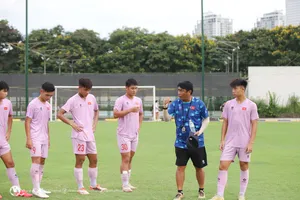 HLV Trần Minh Chiến trao đổi cùng với các cầu thủ trên sân tập