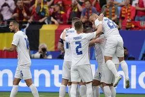 Các cầu thủ Slovakia ăn mừng bàn thắng sớm nhờ việc tận dụng sai lầm của đối phương. Ảnh: SportStar