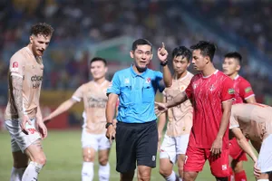 Trọng tài Trần Ngọc Nhớ bắt chính trong trận CAHN - Hải Phòng. 